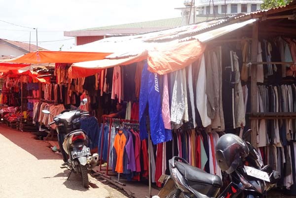 Toko pakaian bekas impor yang ada di Kota Bangko.